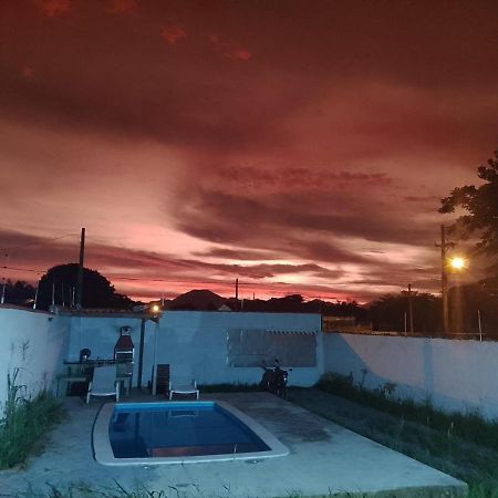 Vila agradável com piscina. Vila Peruíbe Exterior foto