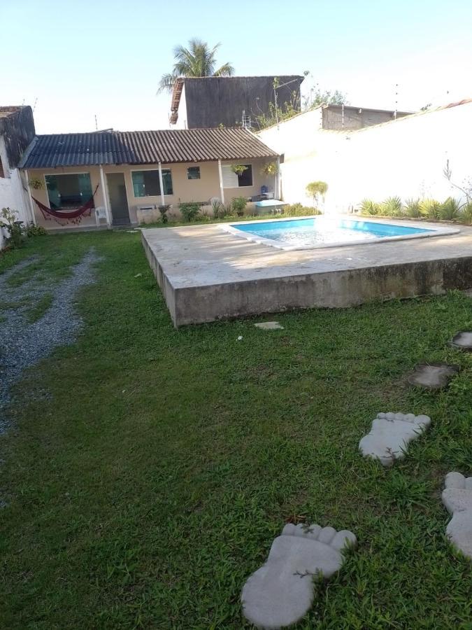 Vila agradável com piscina. Vila Peruíbe Exterior foto