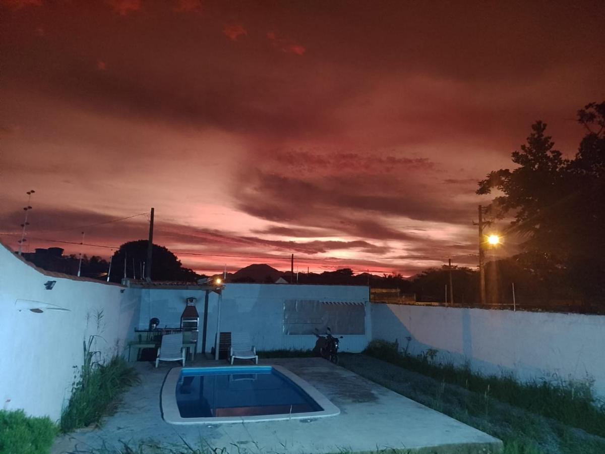 Vila agradável com piscina. Vila Peruíbe Exterior foto