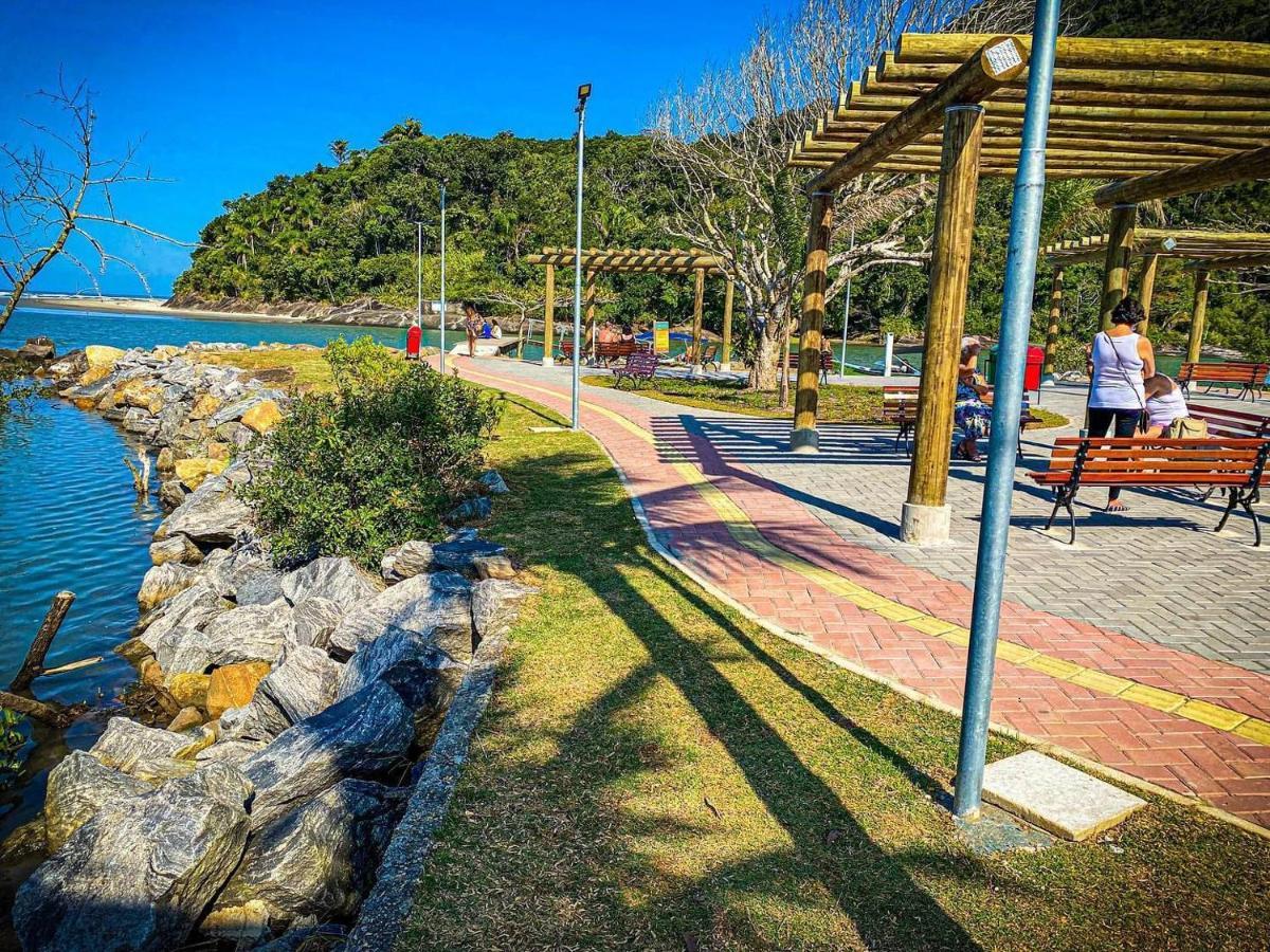 Vila agradável com piscina. Vila Peruíbe Exterior foto